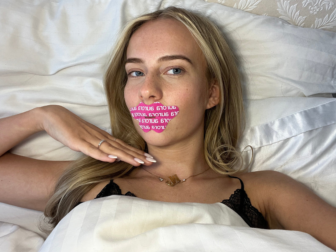 Slapen met mondtape: De self-care slaaphack waar steeds meer vrouwen bij zweren