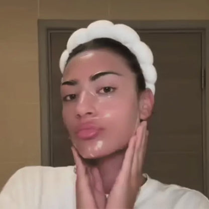 Video van vrouw die de korean collageen masker op heeft en eraf haalt met glimmende huid