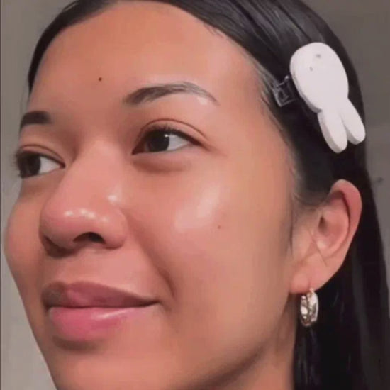 Video van een vrouw die de korean collegeen masker op haar gezicht doet