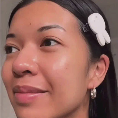 Video van een vrouw die de korean collegeen masker op haar gezicht doet